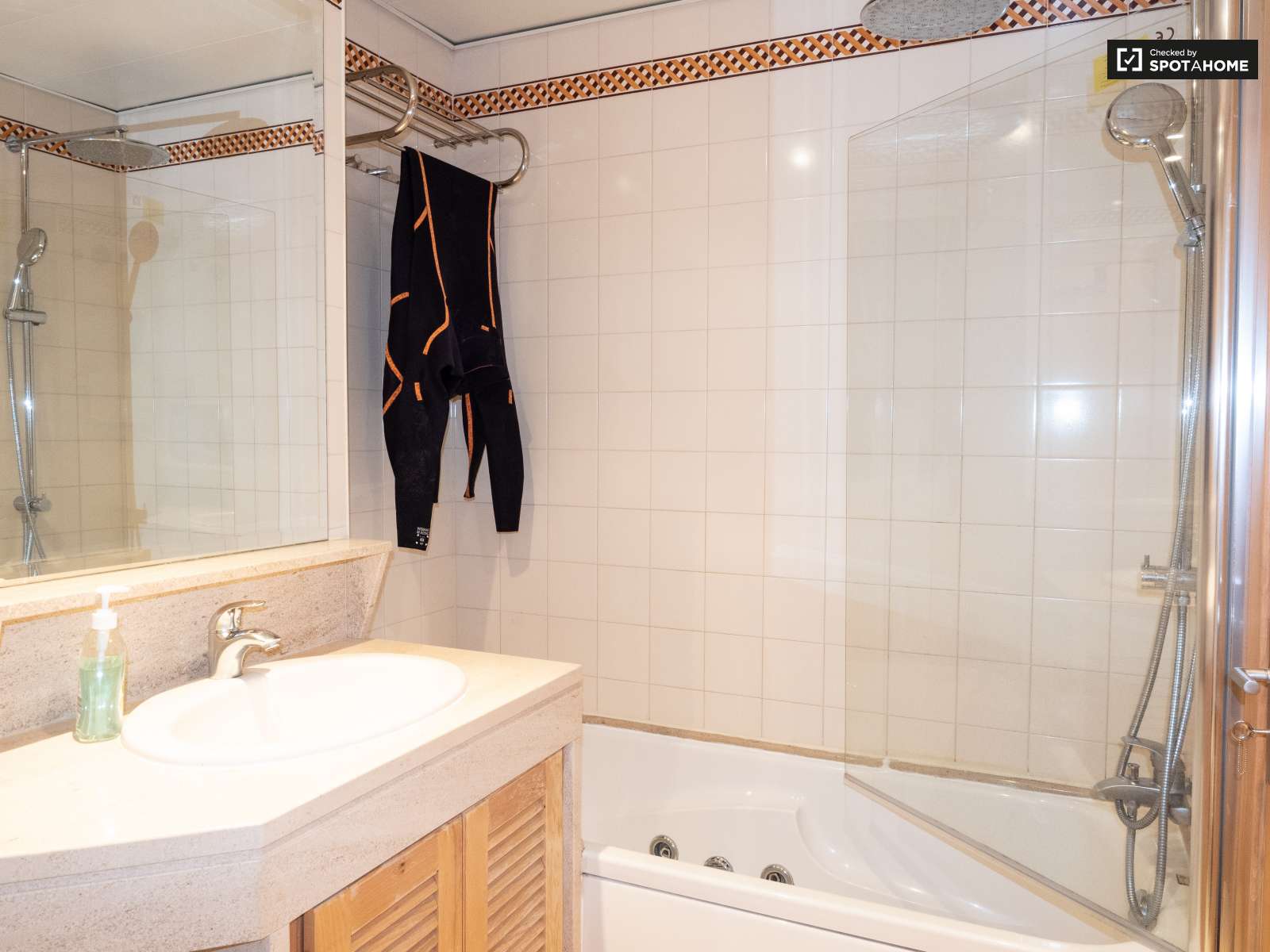 Single Bed in Sunny rooms for rent in flatshare near beach in Costa da Caparica