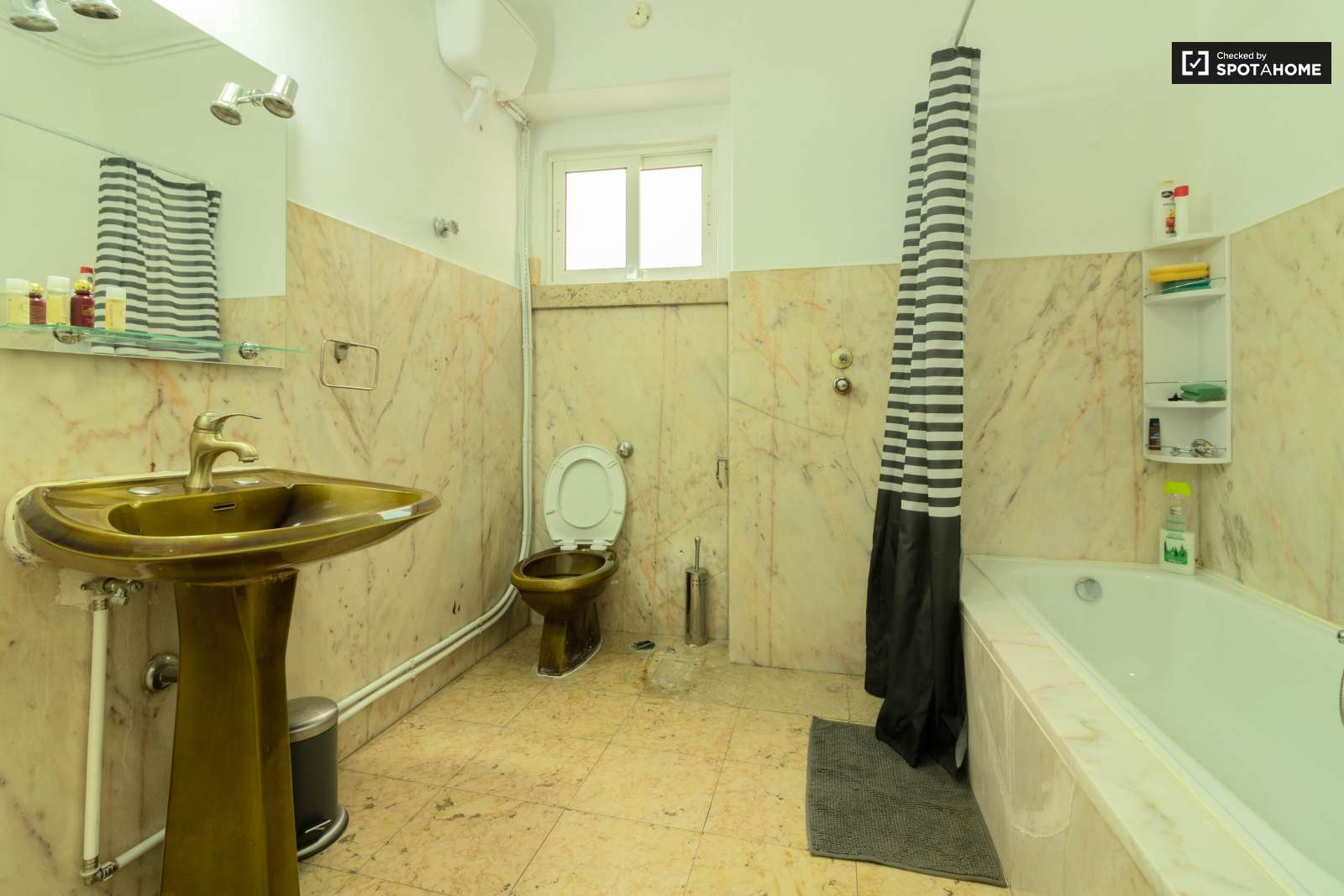 Double bed in Rooms for rent in spacious 5-bedroom apartment in Arroios