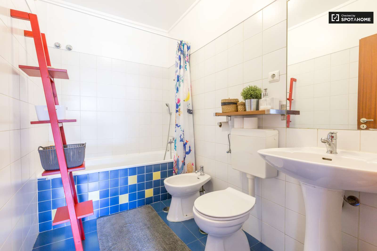 Delightful 1-bedroom apartment with parking garage for rent in Graça e São Vicente