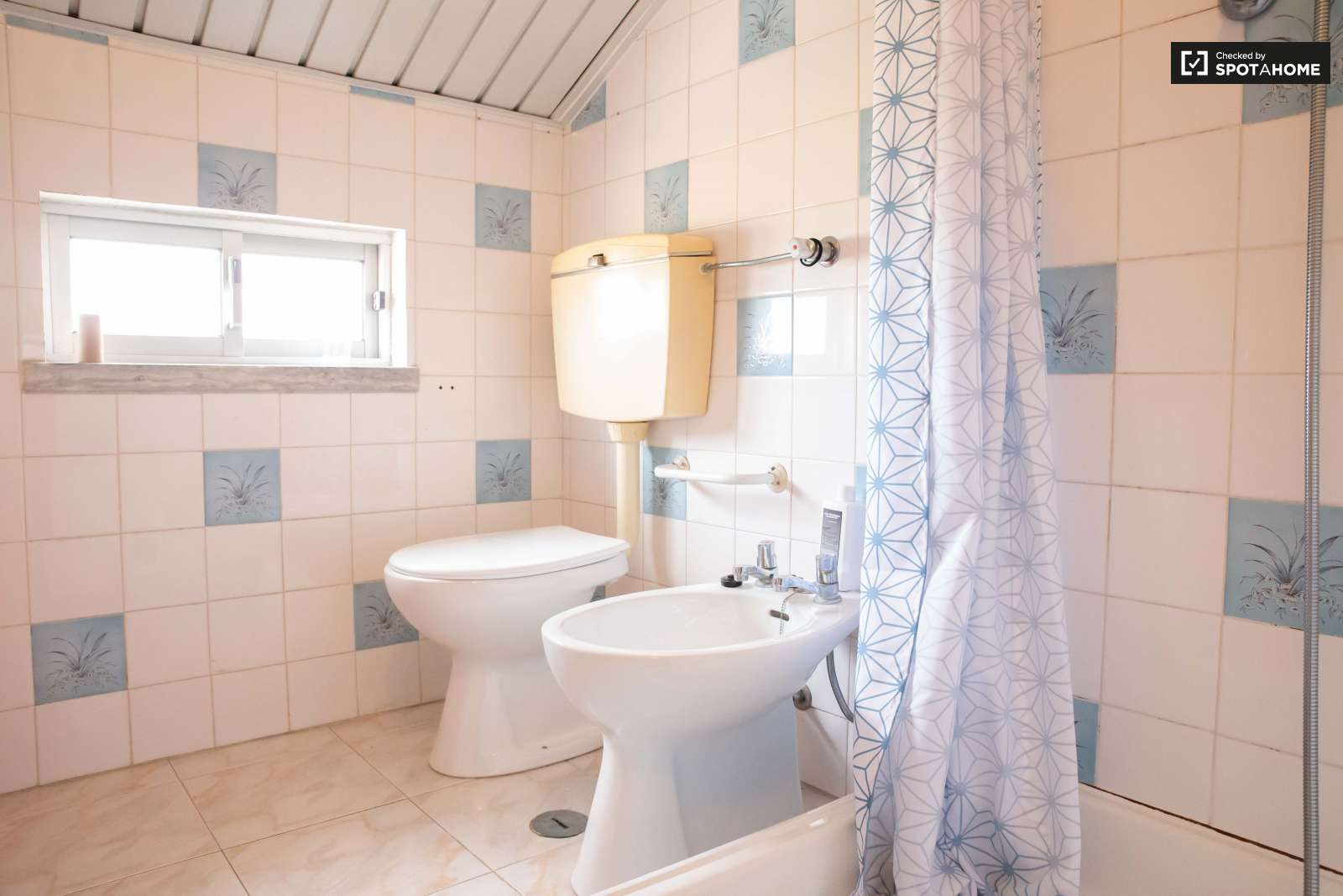 Double bed in Spacious rooms for rent in 5-bedroom house in Sao Domingos de Rana