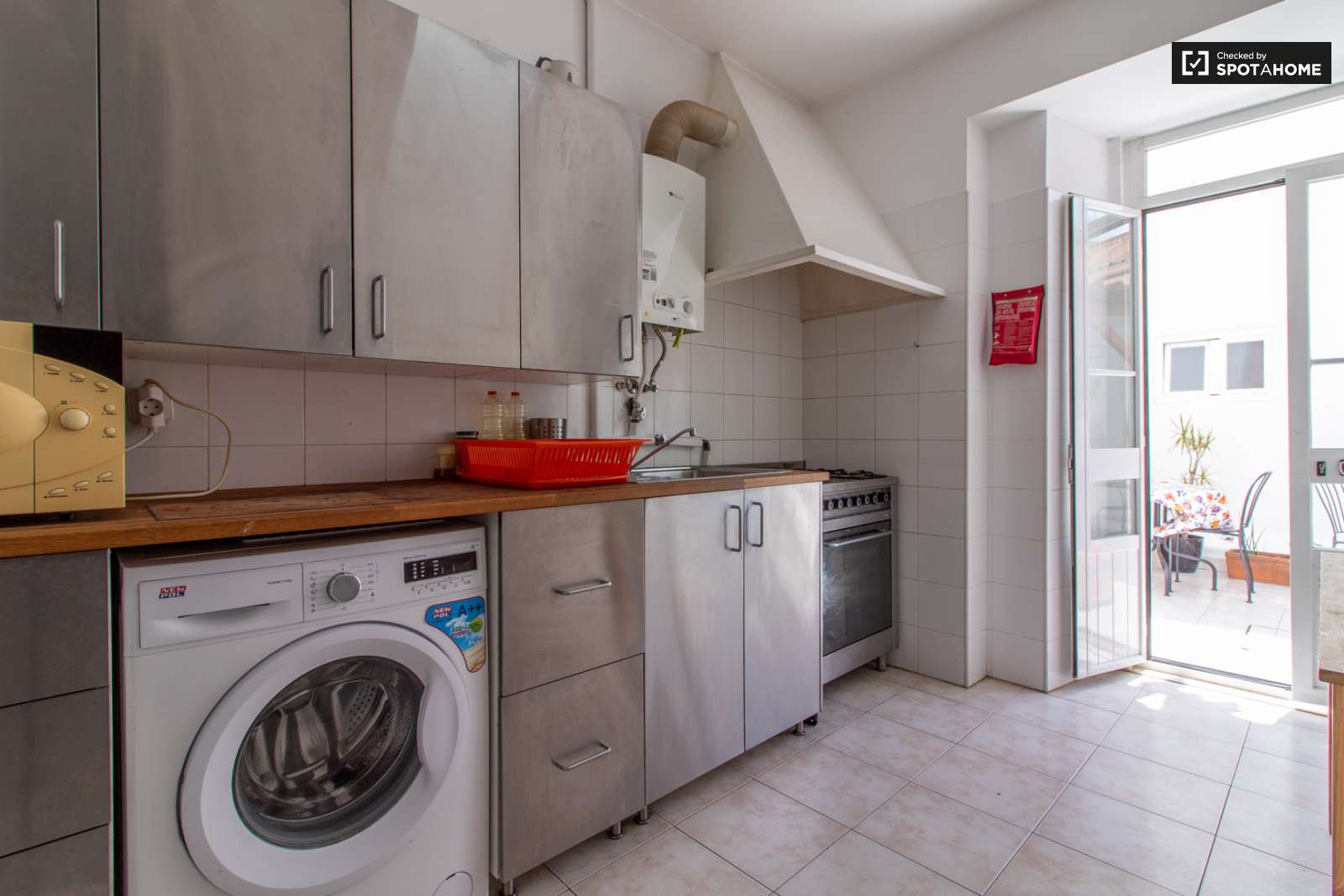 Double bed in Spacious rooms for rent in 6-bedroom apartment in Arroios