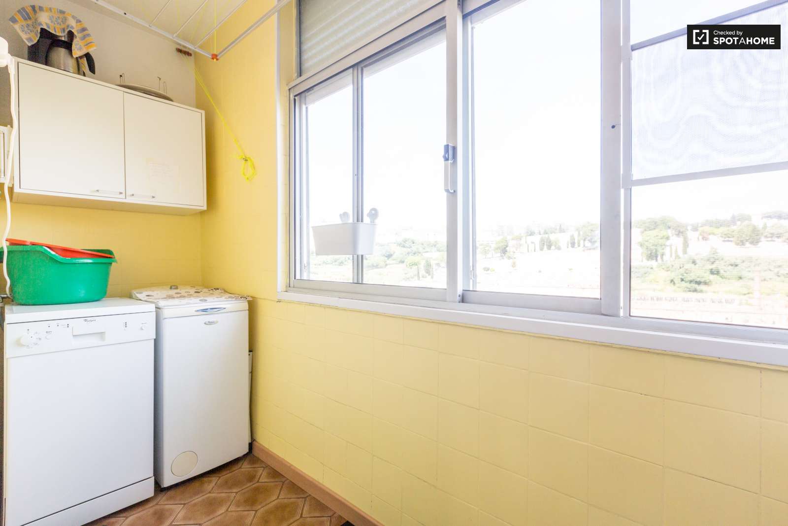 Double bed in Charming rooms for rent in lovely 3-bedroom flatshare in Beato