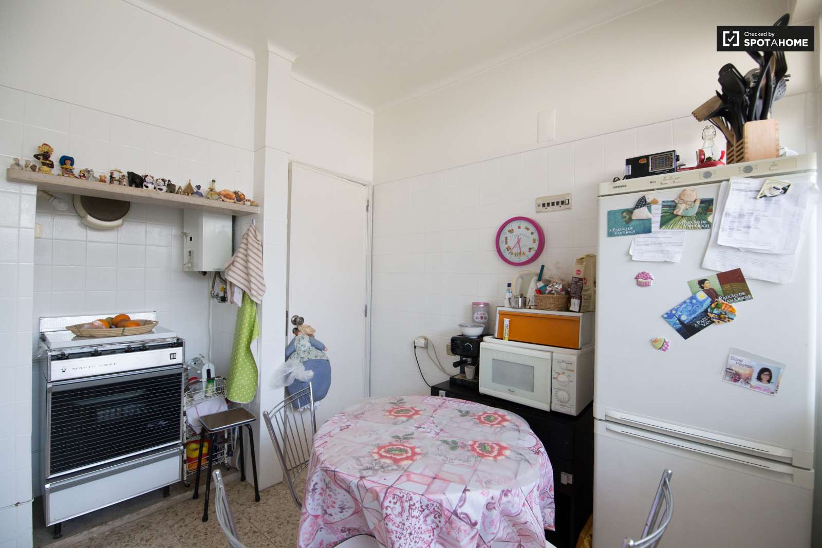 Single Bed in Rooms for rent in 3-bedroom apartment with AC in Portela