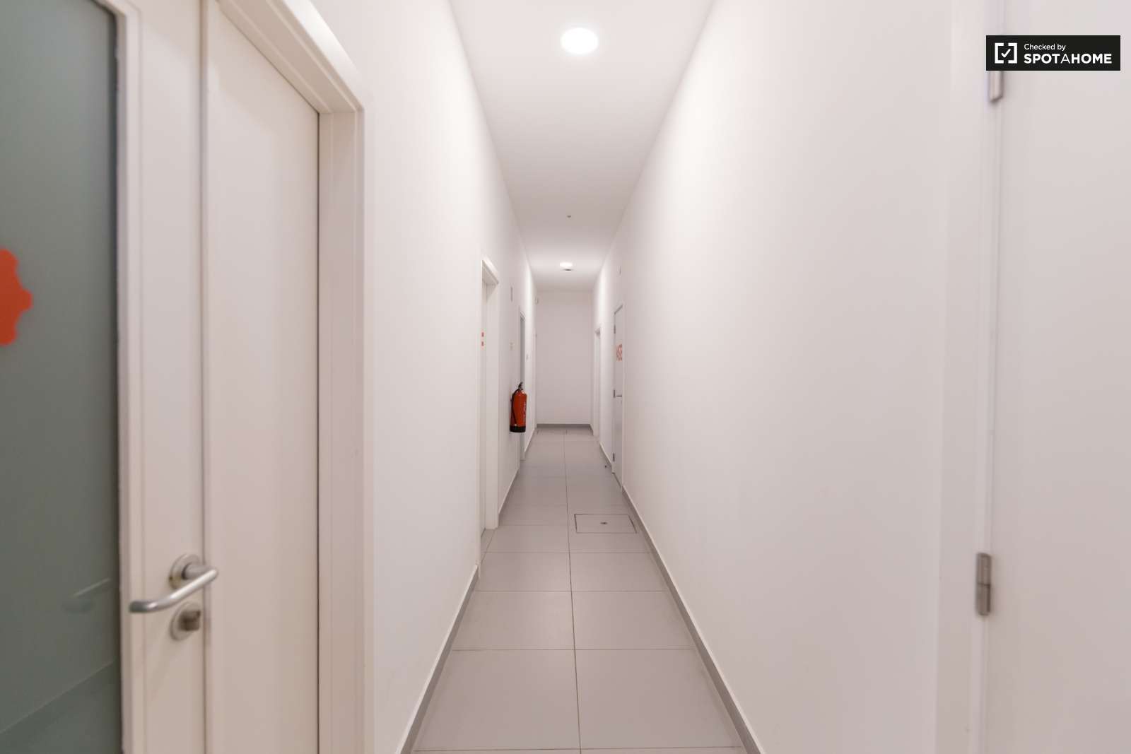 Double bed in En-suite rooms for rent in large residence in Alvalade