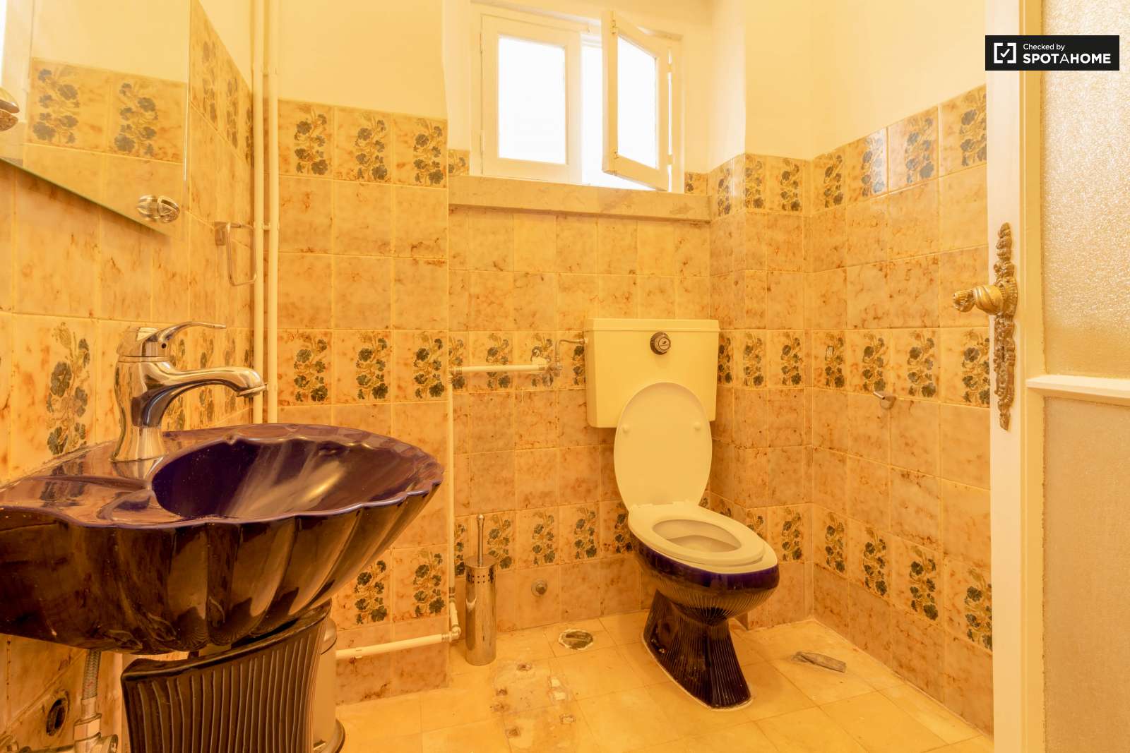 Double bed in Rooms for rent in spacious 5-bedroom apartment in Arroios