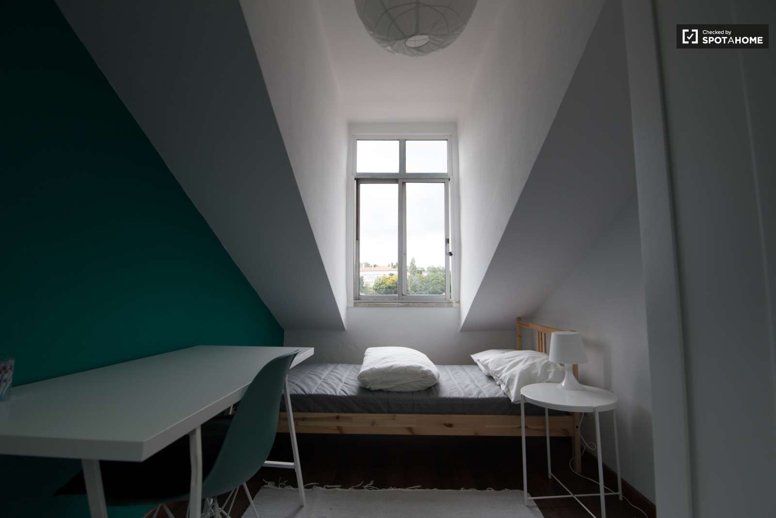 Single Bed in Rooms for rent in 6-bedroom apartment in Alcântara