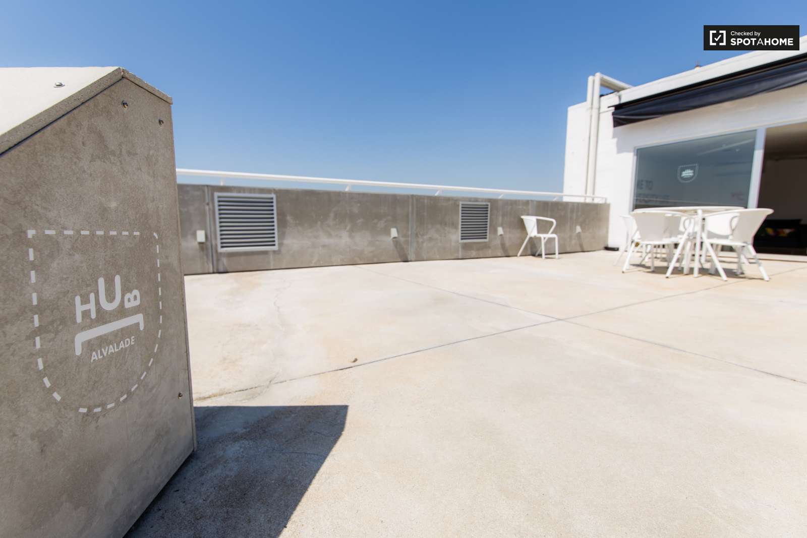 Double bed in En-suite rooms for rent in large residence in Alvalade