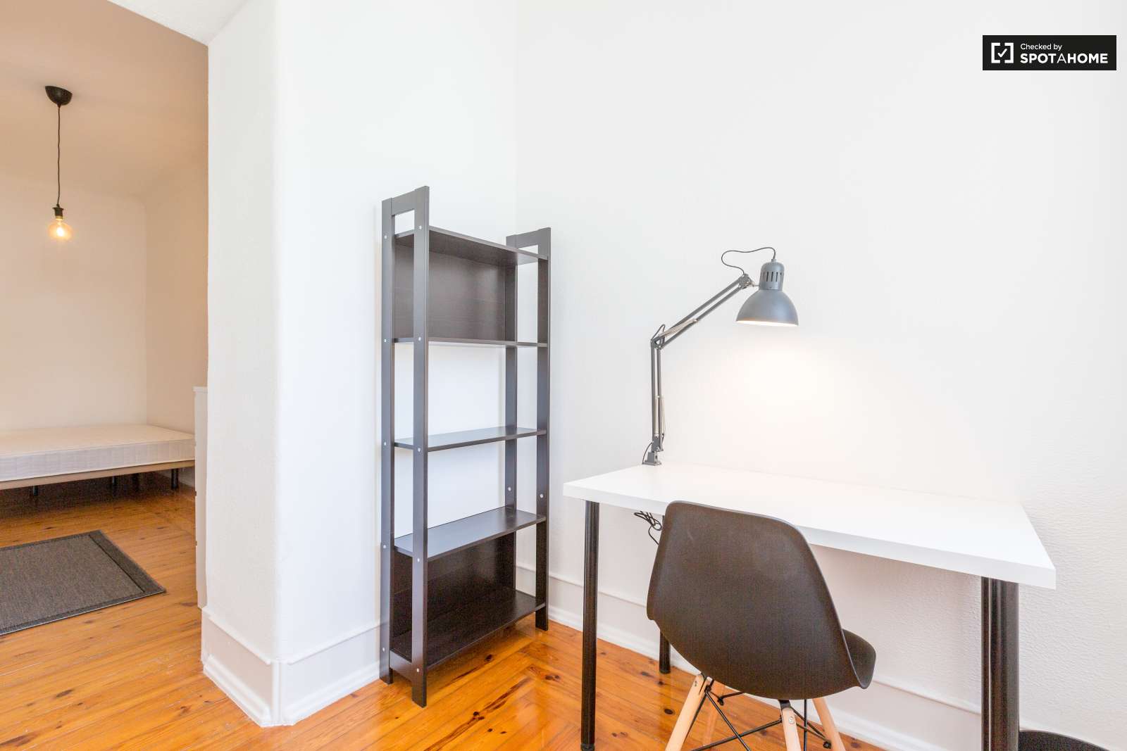 Double bed in Rooms for rent in beautiful 6-bedroom apartment near Roma-Areeiro train station