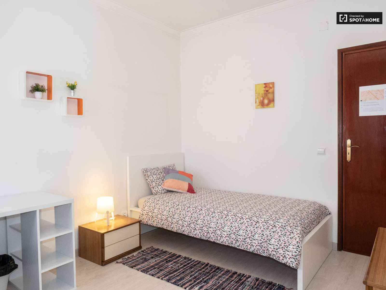 Single Bed in Rooms for rent in spacious 4-bedroom apartment in Corroios