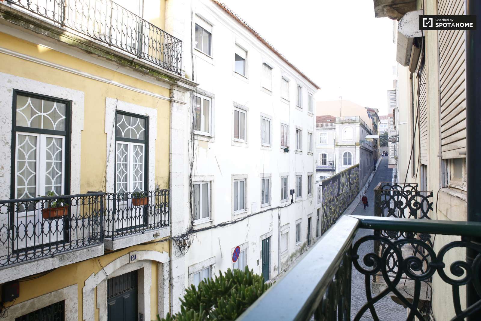 Excellent 3-bedroom apartment for rent near Feira da Ladra in Graça