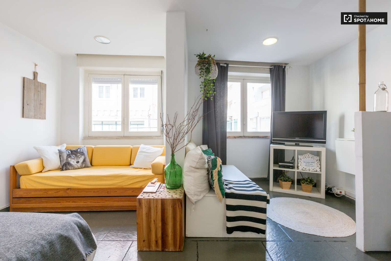 Beauty and Sunny Apartment For Rent In Lisbon