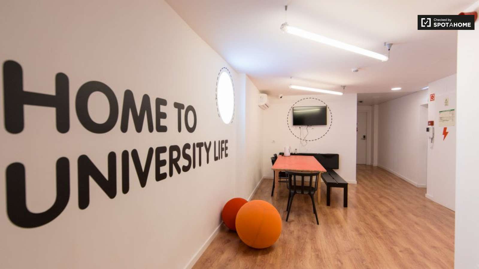 Double bed in Rooms for rent in 5-bedroom apartment near National Library of Portugal in Alvalade