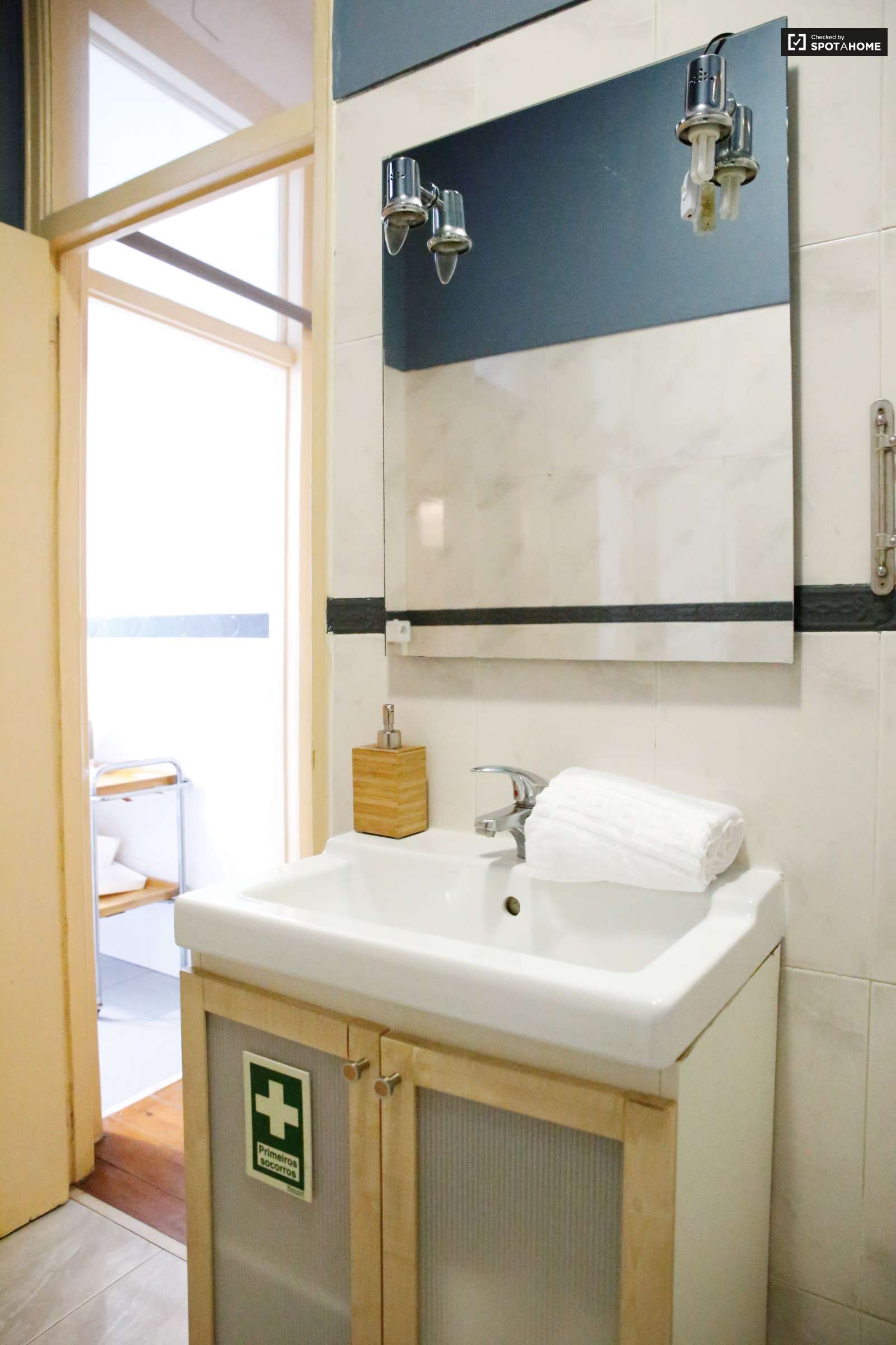 Excellent 3-bedroom apartment for rent near Feira da Ladra in Graça