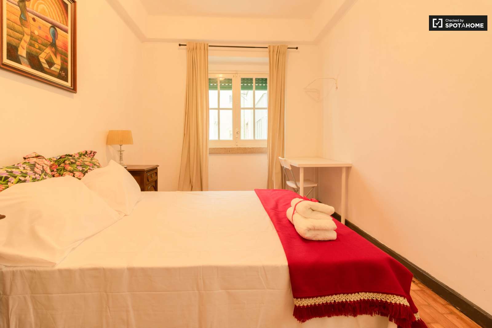 Double bed in Rooms for rent in spacious 5-bedroom apartment in Arroios