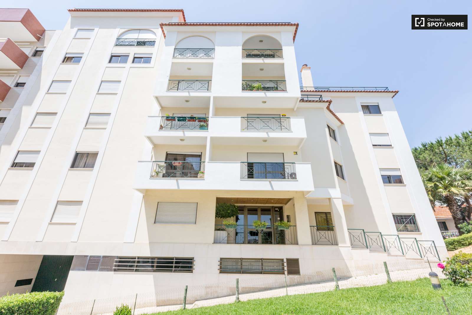 2-bedroom apartment with balcony for rent in São Domingos de Benfica