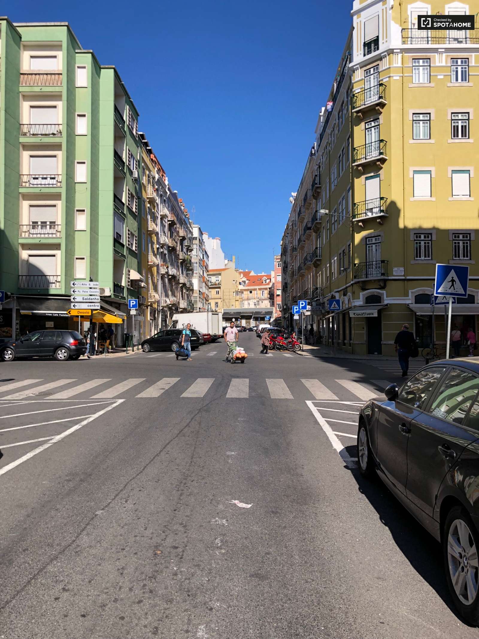 Double bed in Rooms for rent in sunny 5-bedroom apartment with AC in authentic Arroios