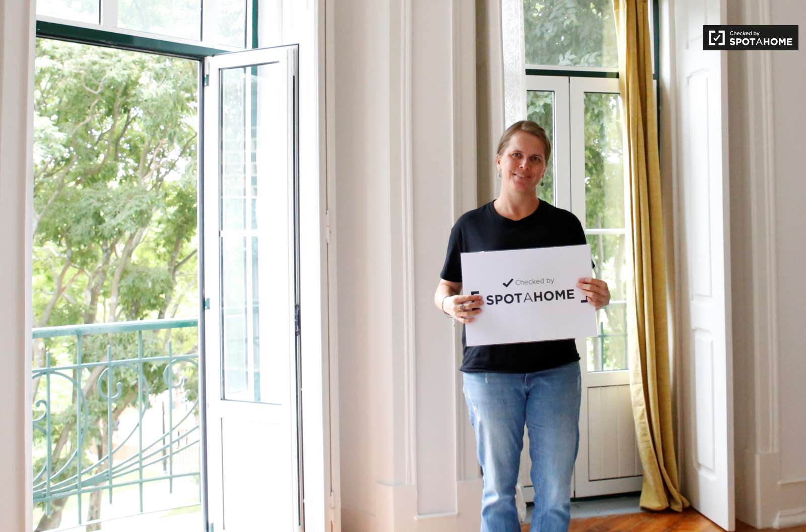 Double bed in Charming rooms for rent in modern 4-bedroom apartment in Alcântara