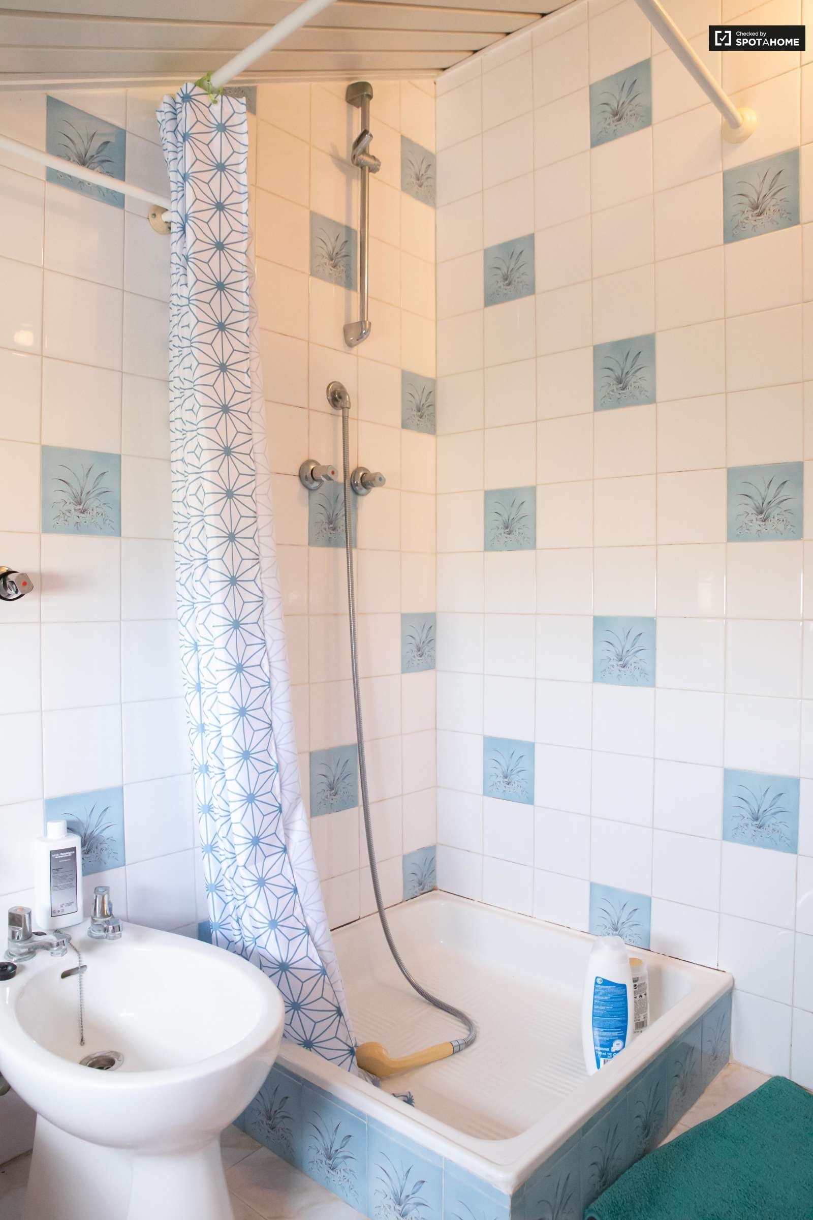 Double bed in Spacious rooms for rent in 5-bedroom house in Sao Domingos de Rana