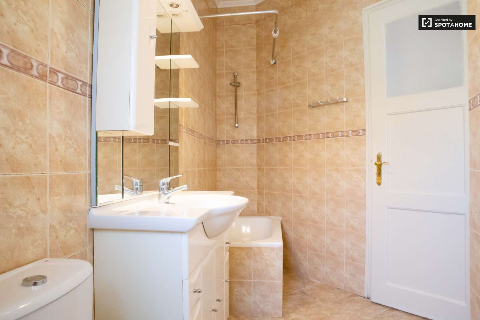 Renovated 3-bedroom apartment for rent in Graça e São Vicente