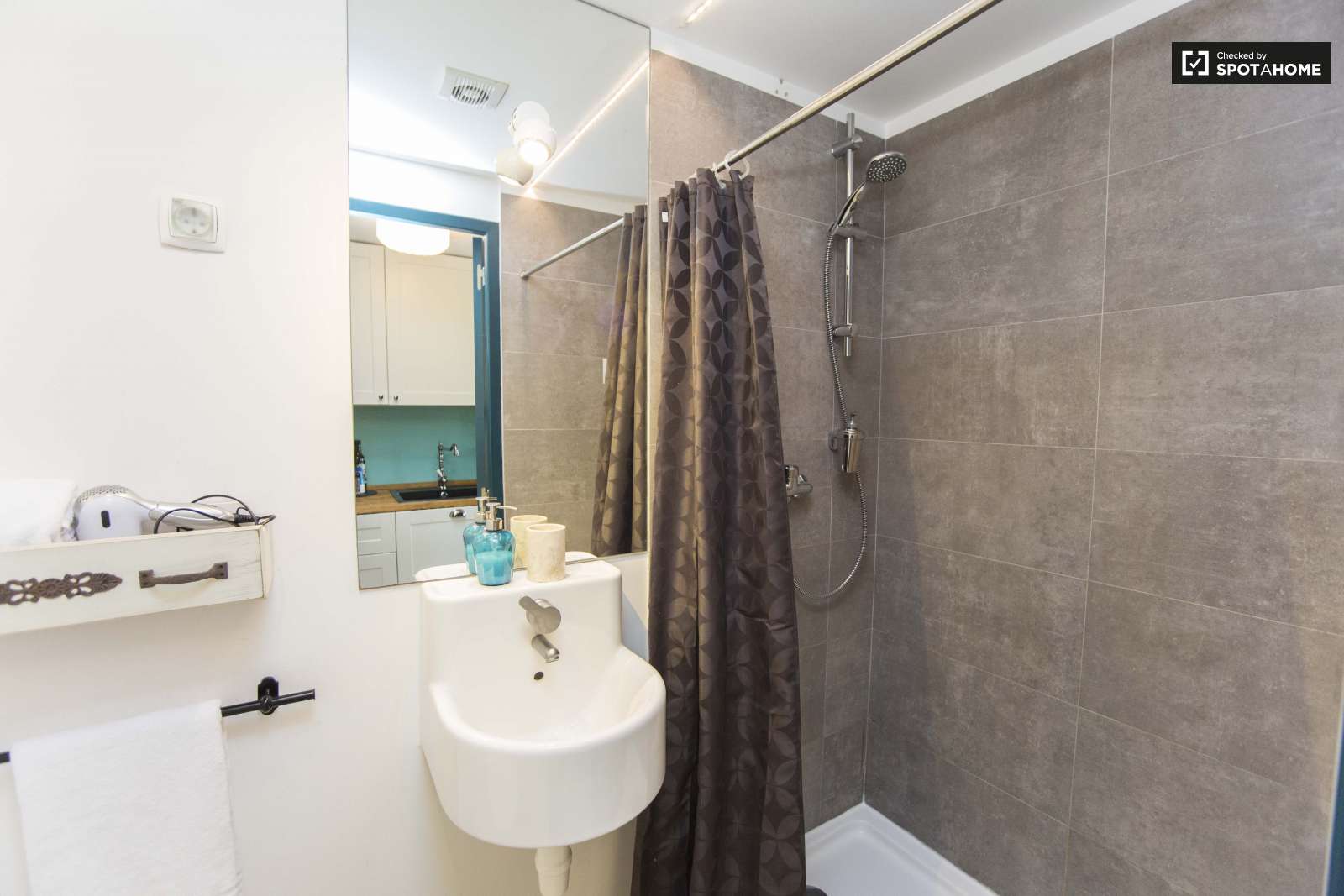 Bright studio apartment for rent close to Carmo Convent in Arroios