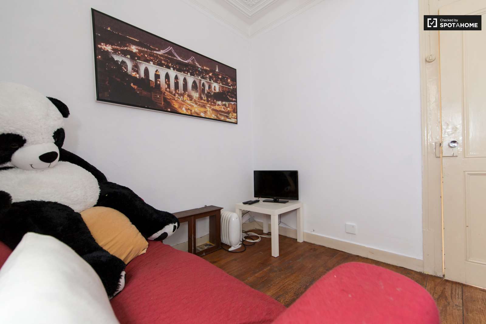 Large and Sunny Room for Rent Condominium in Lisbon