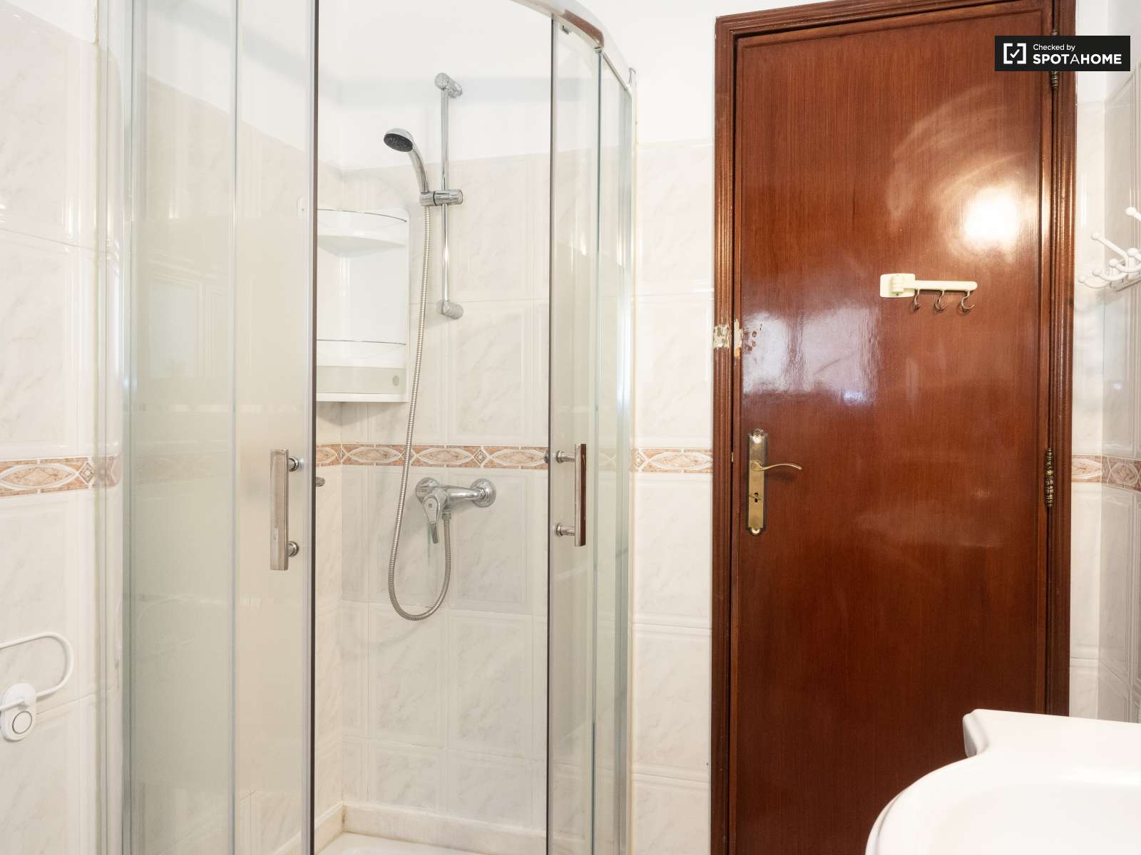 Single Bed in Rooms for rent in spacious 4-bedroom apartment in Corroios