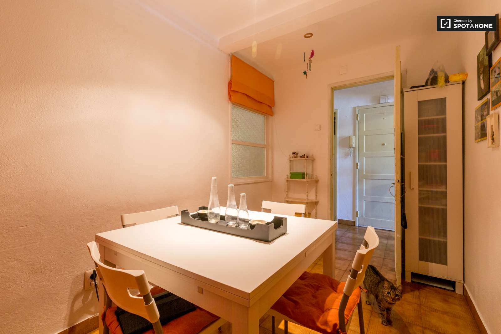 Double bed in Charming rooms for rent in lovely 3-bedroom flatshare in Beato
