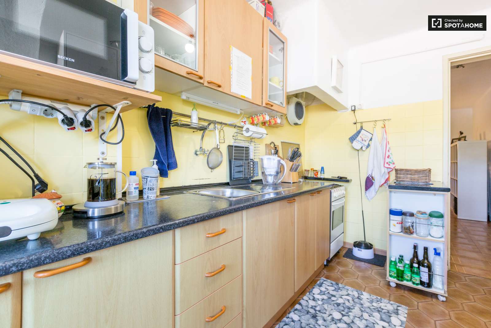 Double bed in Charming rooms for rent in lovely 3-bedroom flatshare in Beato