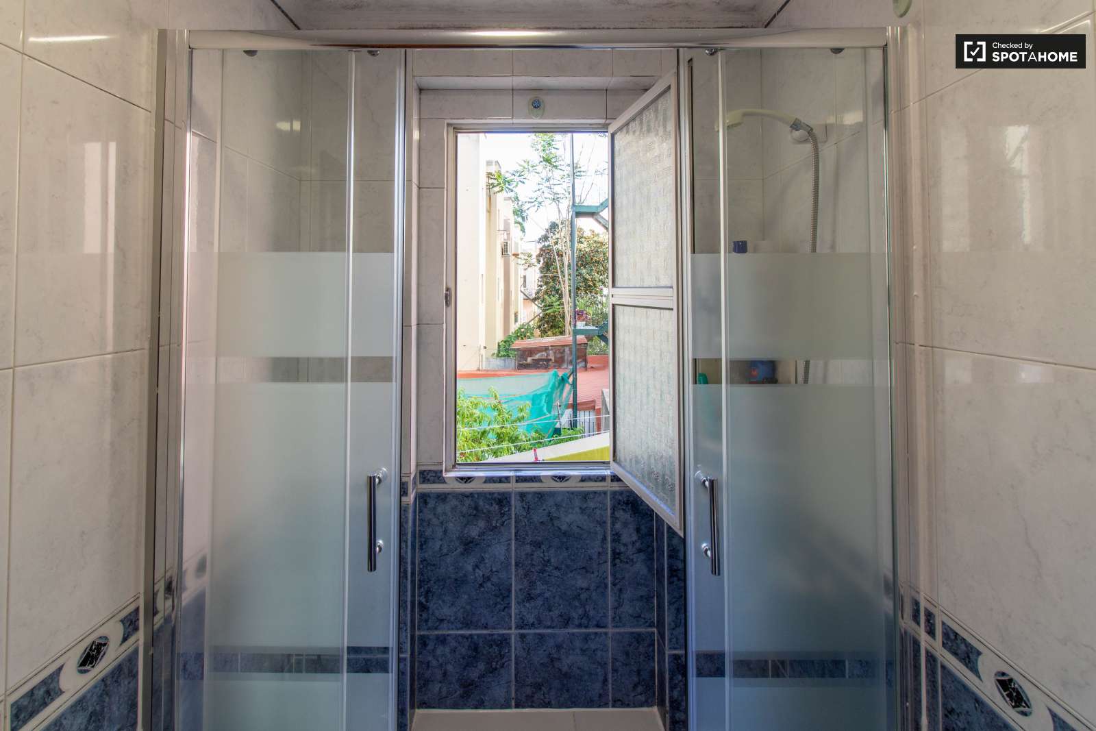 Spacious 2-bedroom apartment for rent in Arroios