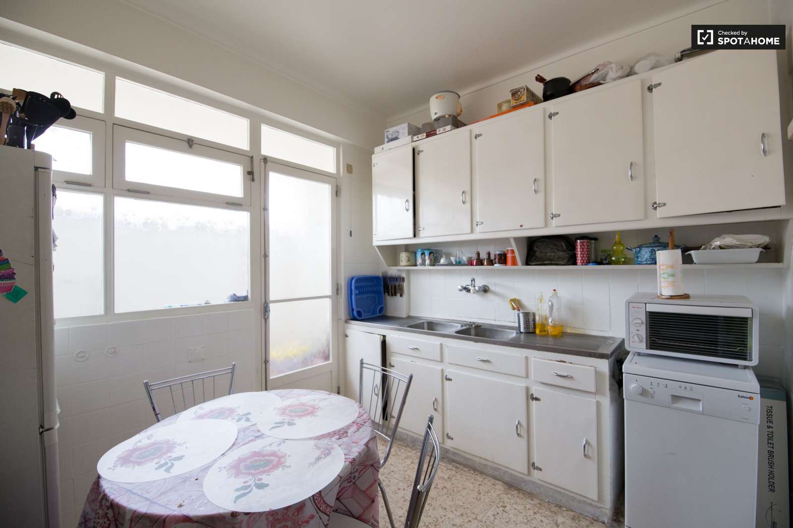 Single Bed in Rooms for rent in 3-bedroom apartment with AC in Portela