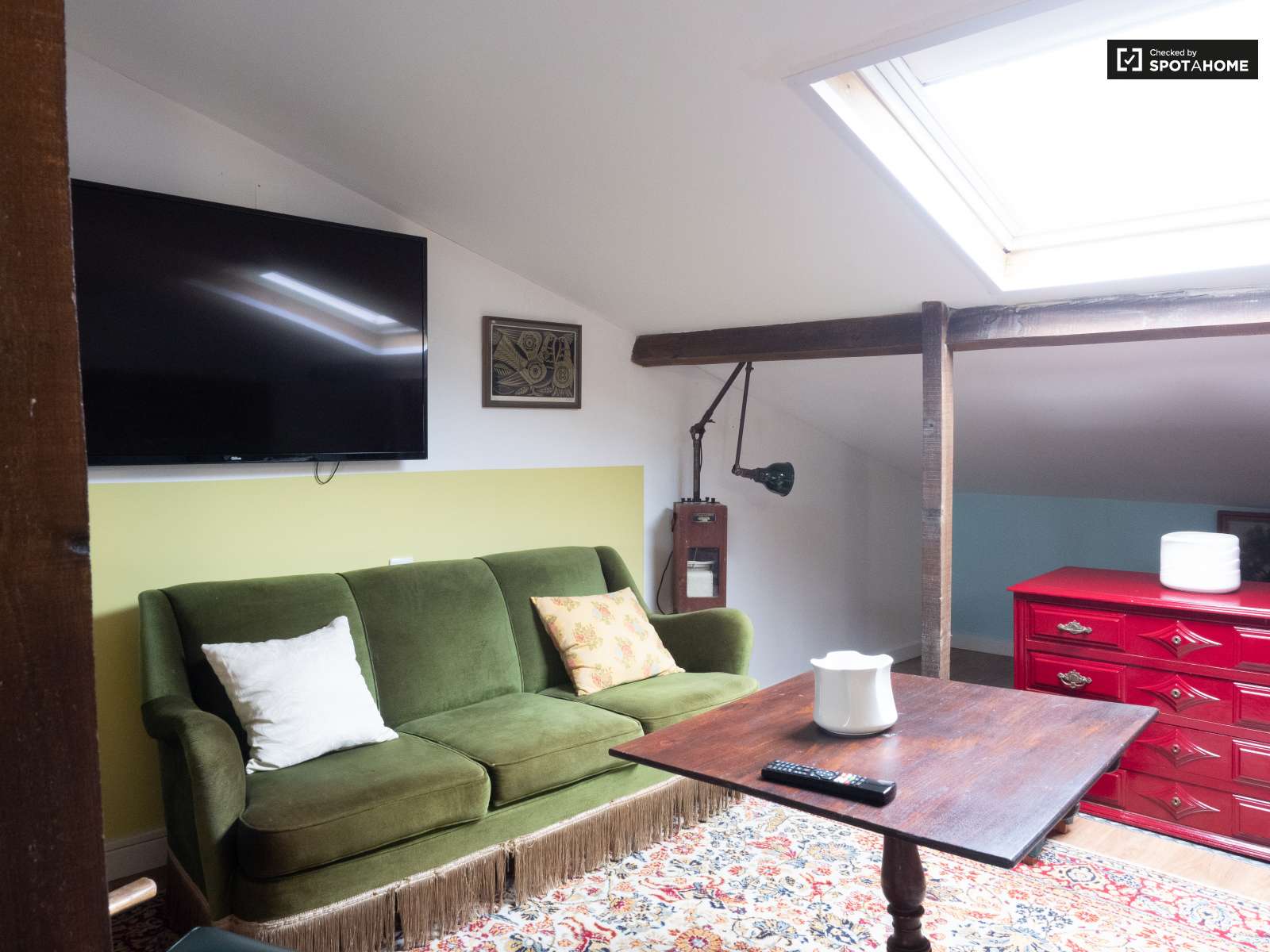 Chic 2-bedroom apartment for rent in Estrela