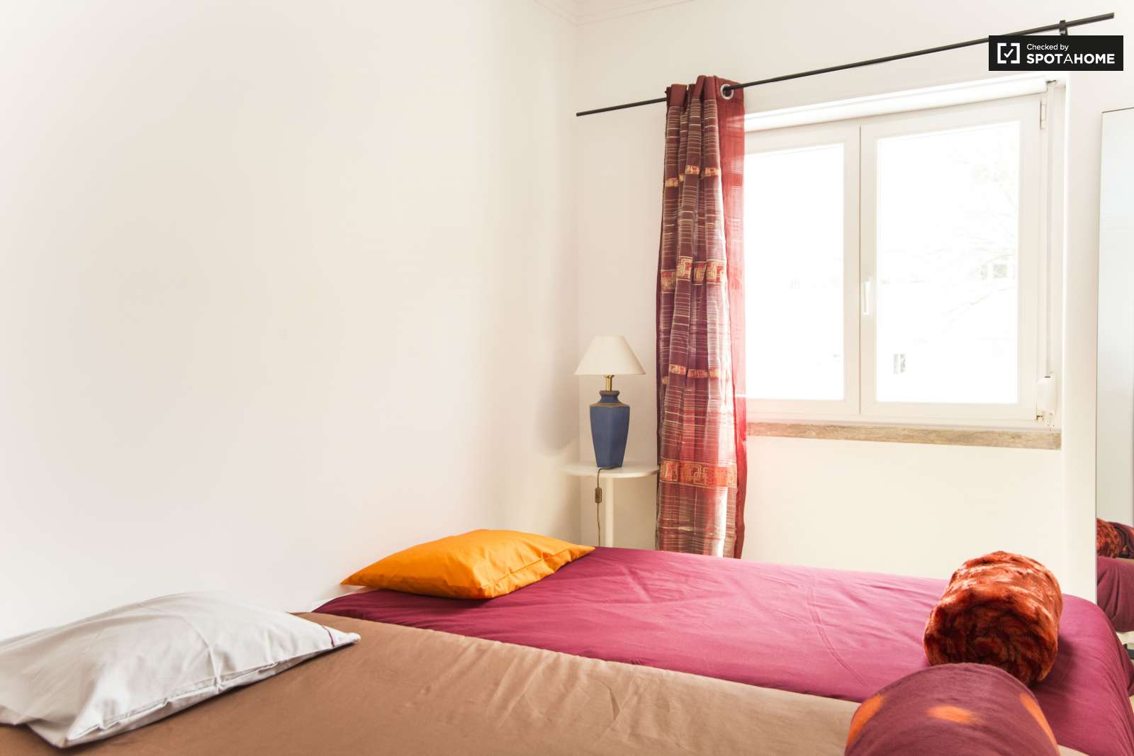 Single Bed in Bright rooms for rent in 4-bedroom apartment in Benfica