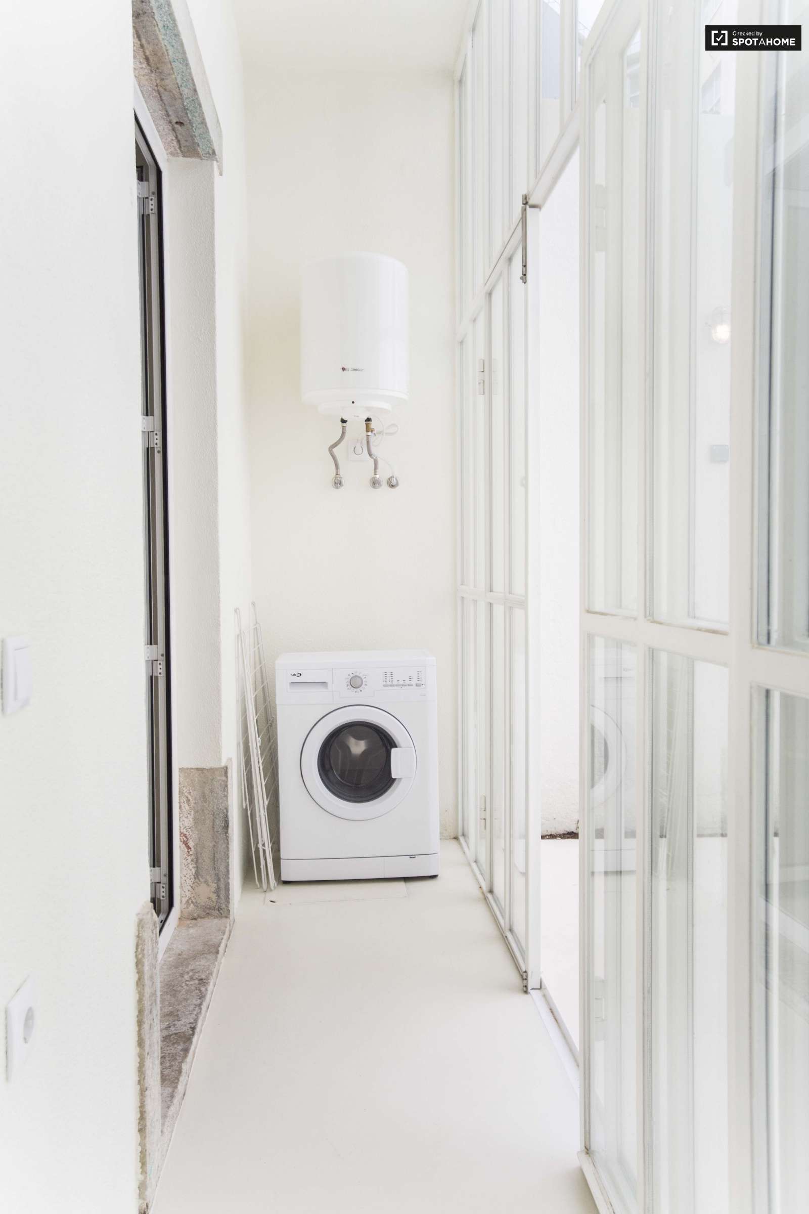 Cosy studio apartment with terrace for rent in Penha de França