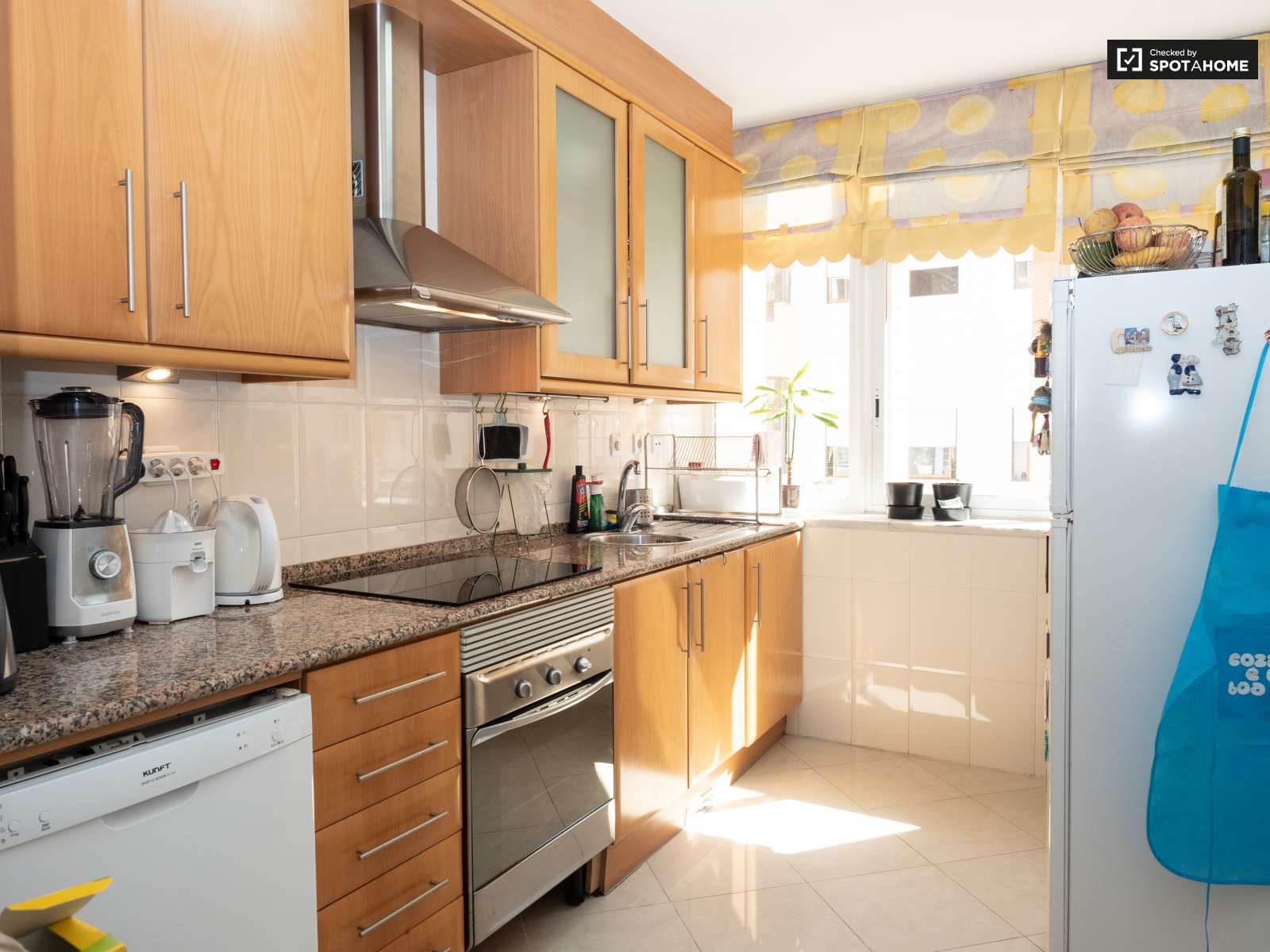 Single Bed in Sunny rooms for rent in flatshare near beach in Costa da Caparica