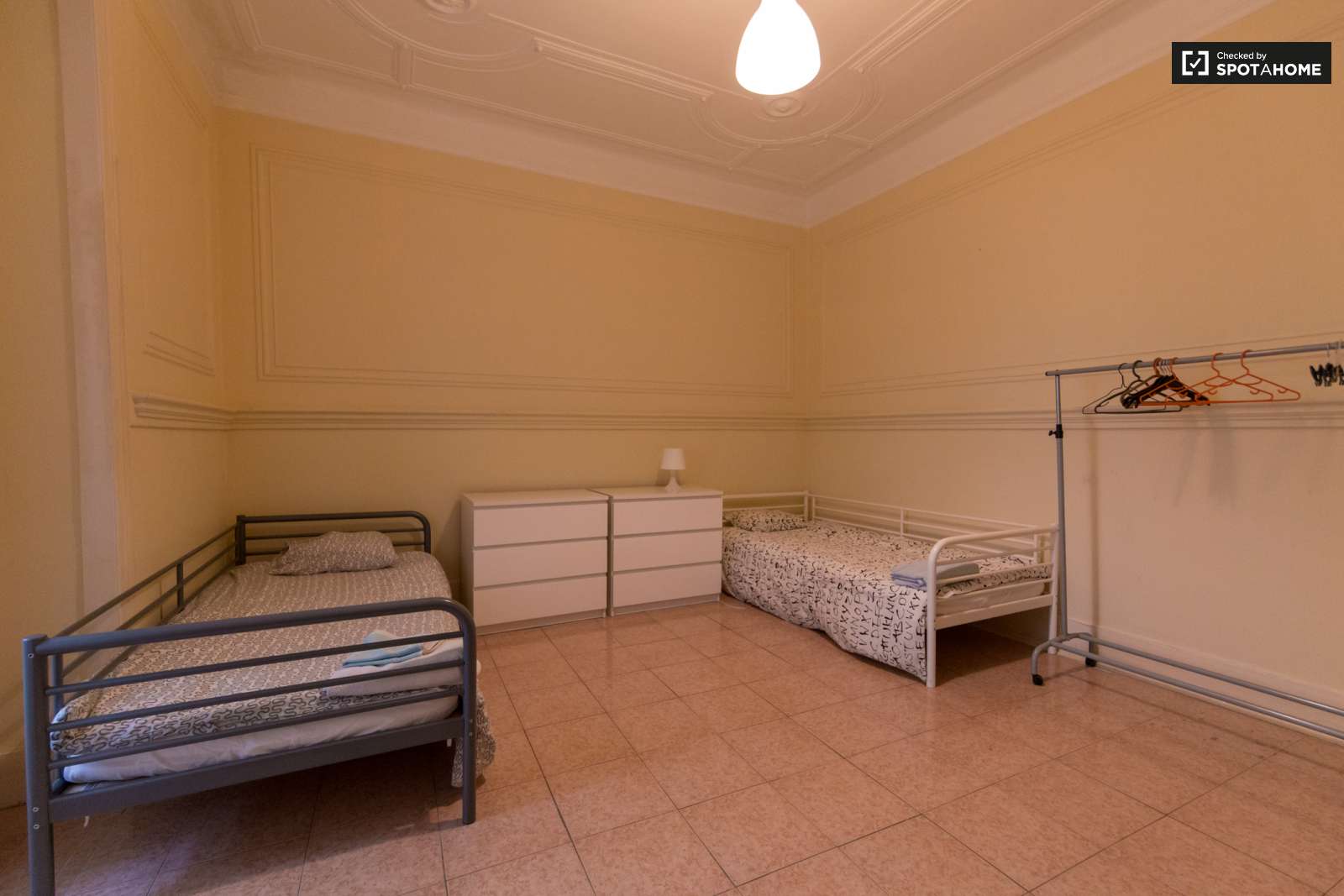 Single Bed in Modern rooms for rent in 6-bedroom apartment in Avenidas Novas