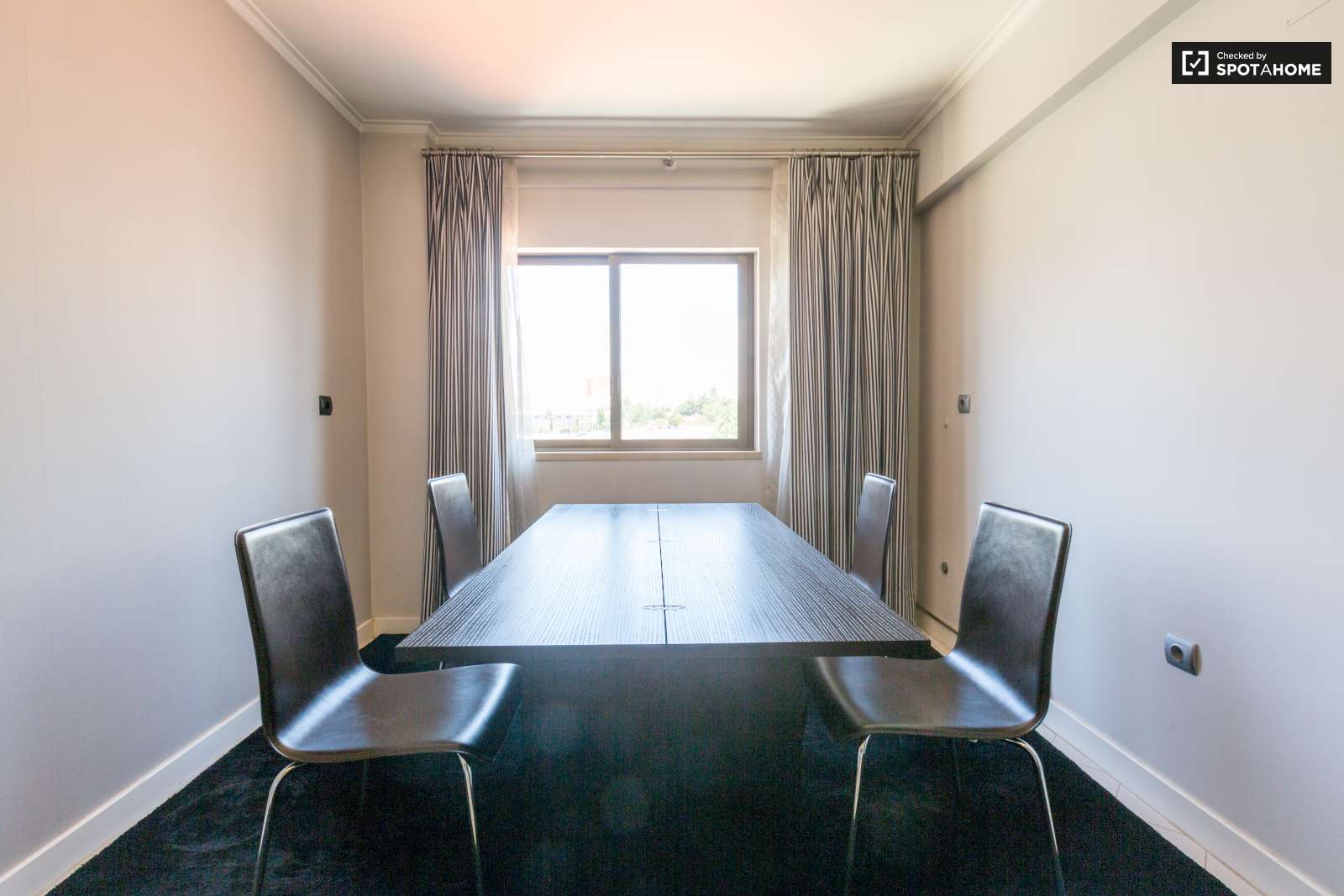 2-bedroom apartment with balcony for rent in São Domingos de Benfica