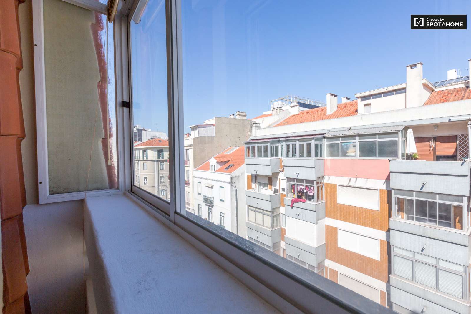 ROOM NEXT TO THE BEACH, CAPARICA, LISBON