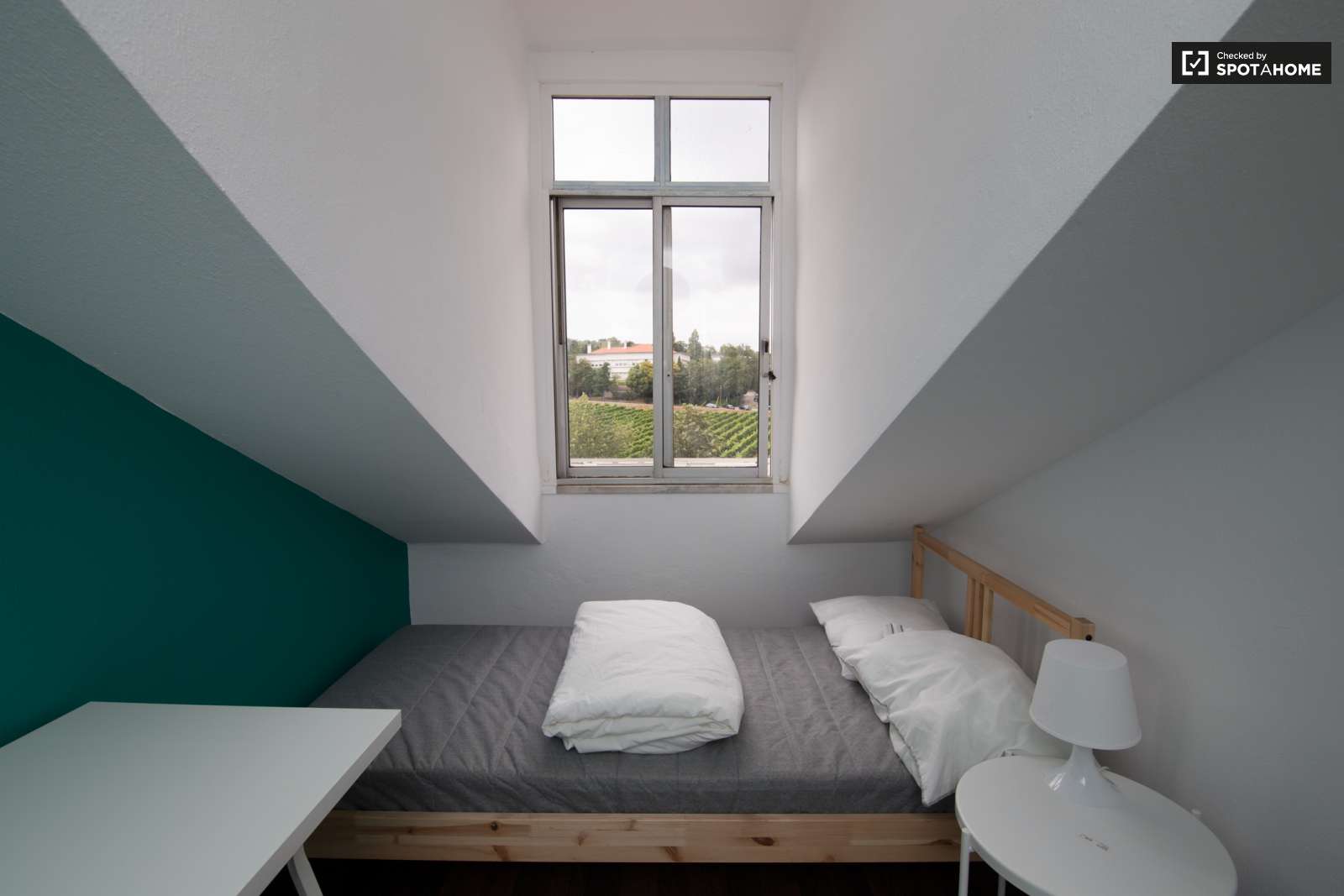 Single Bed in Rooms for rent in 6-bedroom apartment in Alcântara