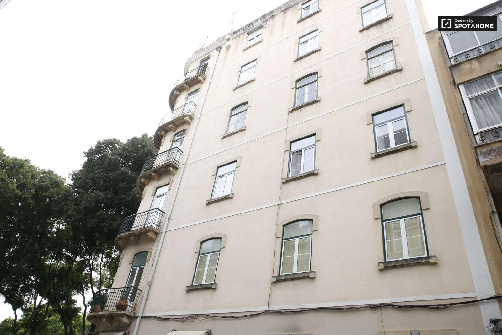 Double bed in Charming rooms for rent in modern 4-bedroom apartment in Alcântara