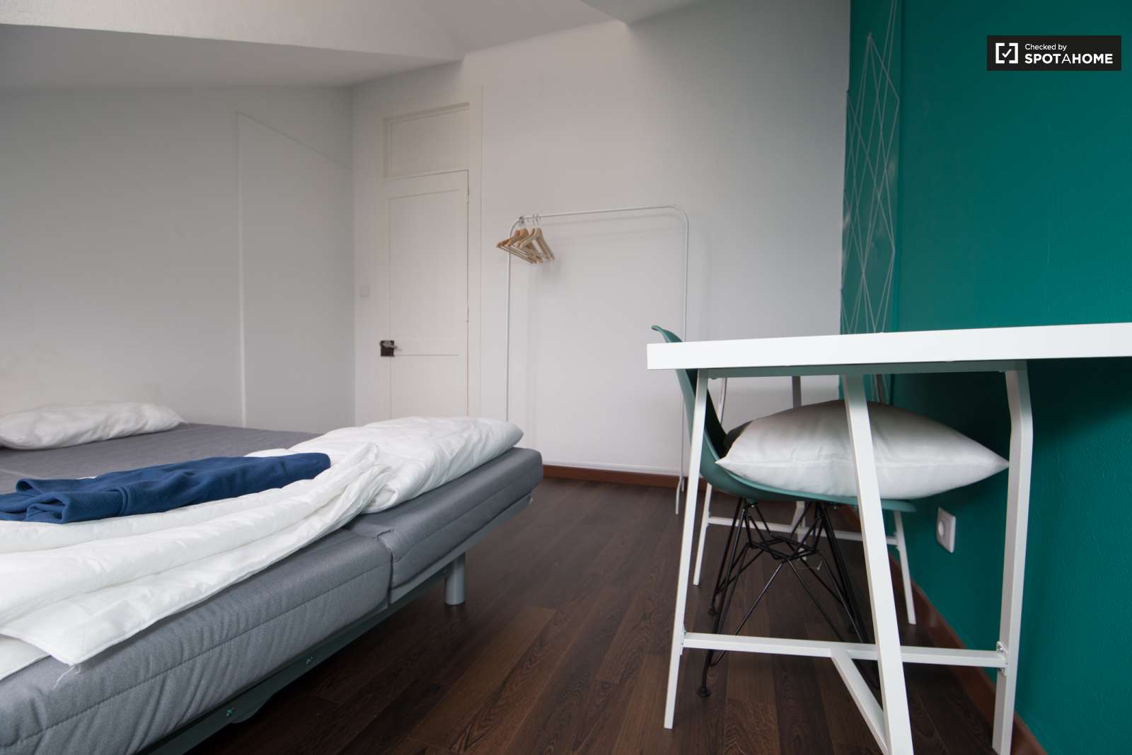 Single Bed in Rooms for rent in 6-bedroom apartment in Alcântara