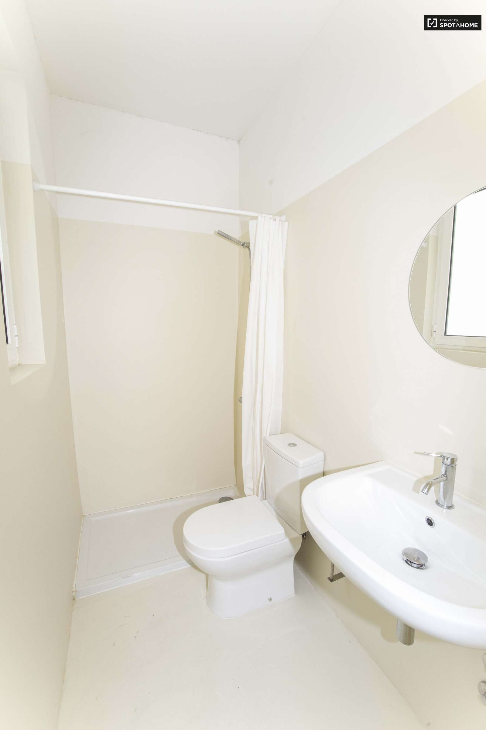 Cosy studio apartment with terrace for rent in Penha de França