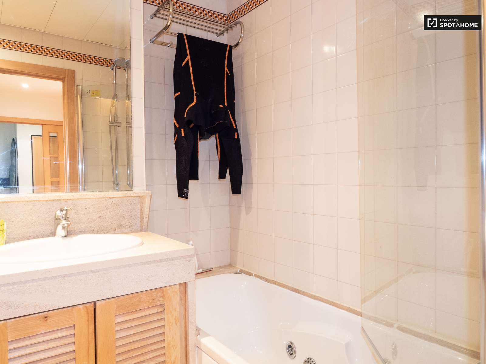 Single Bed in Sunny rooms for rent in flatshare near beach in Costa da Caparica