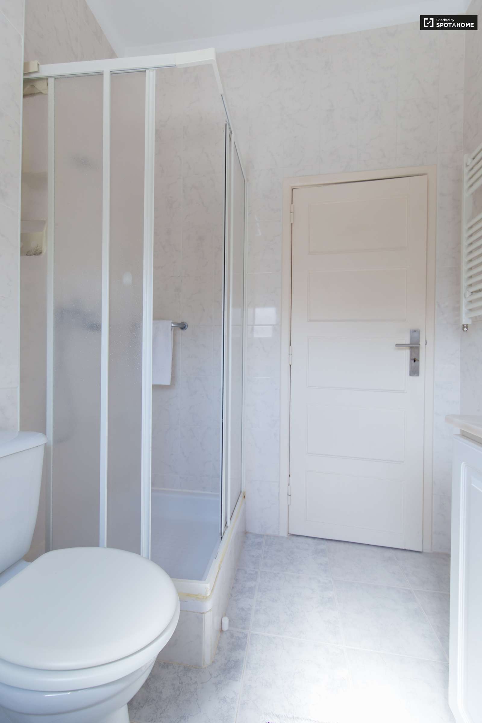 Large and Sunny Room for Rent in Olaias, Lisbon