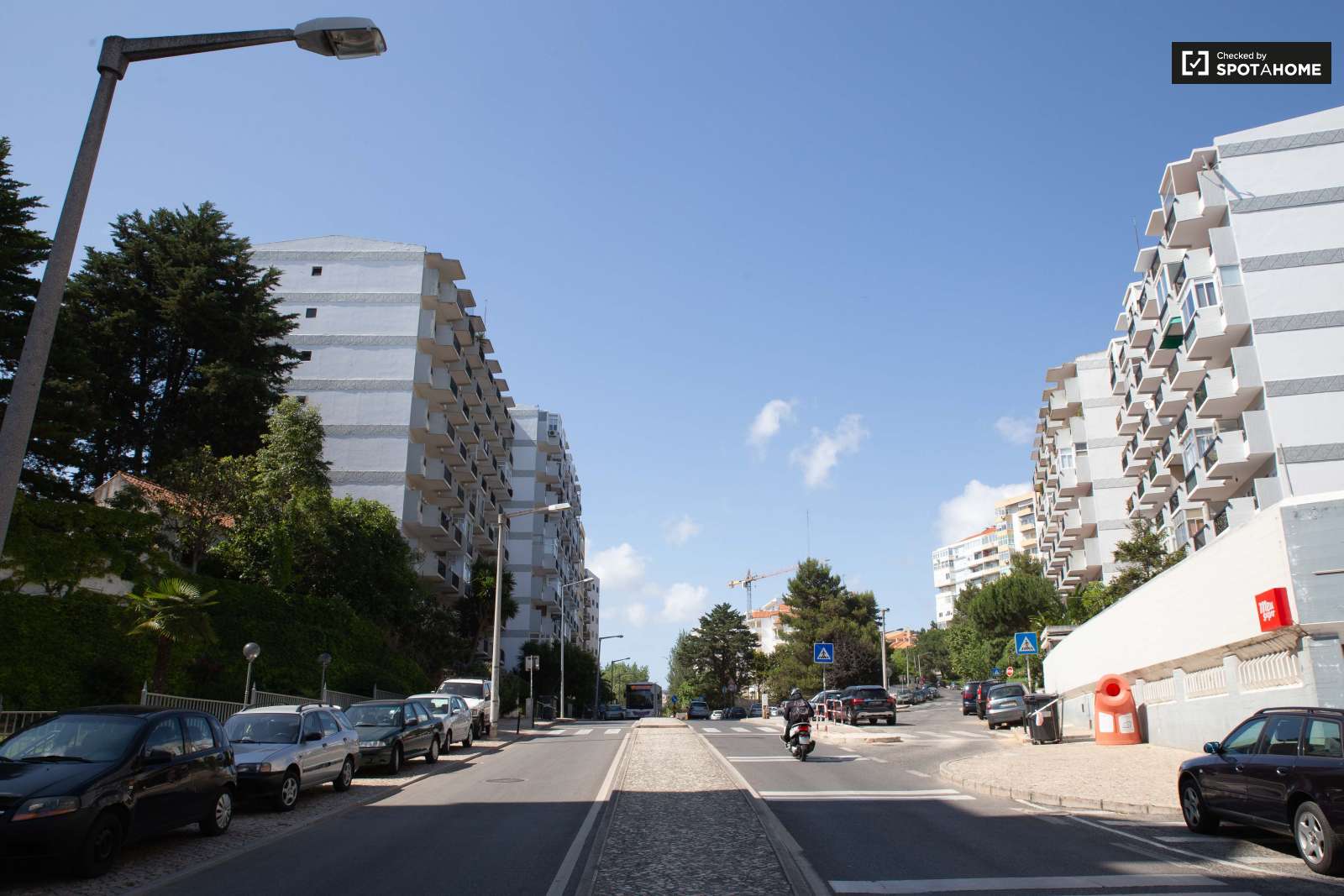 Colourful studio apartment for rent in Estoril