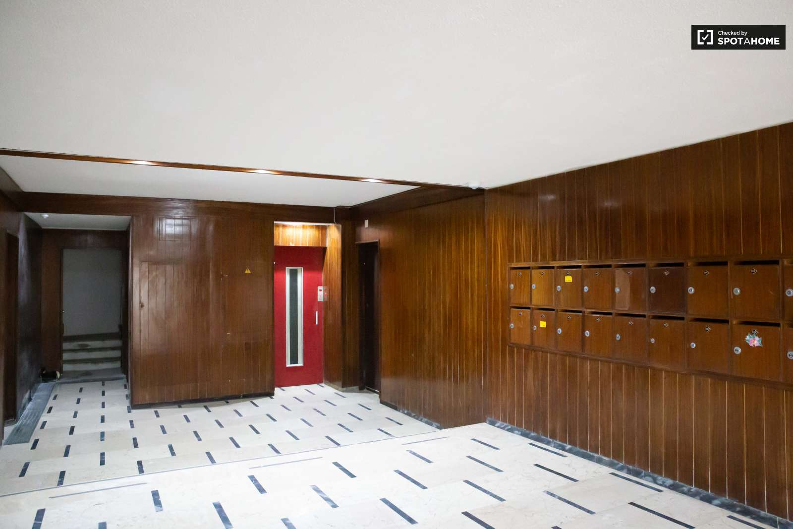 Colourful studio apartment for rent in Estoril