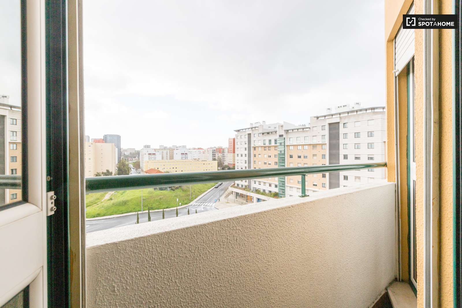 Single Bed in Rooms for rent in sunny 4-bedroom flat in Quinta dos Barros