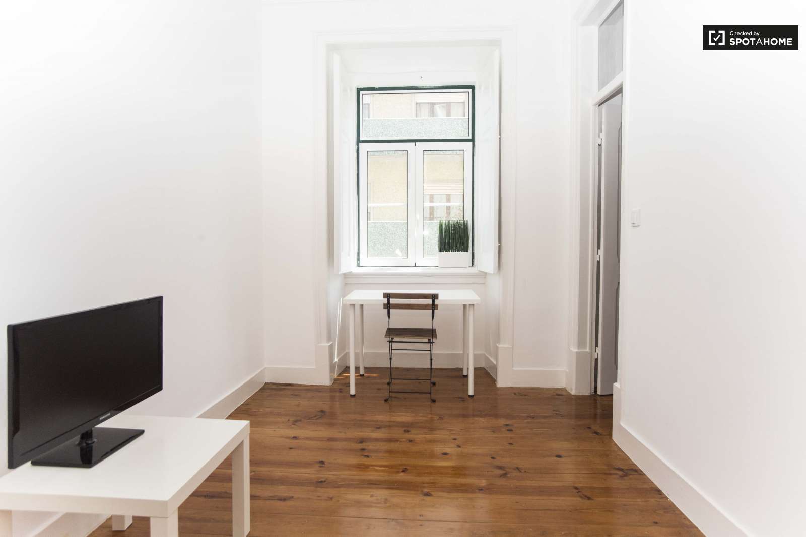 Double bed in Charming rooms for rent in modern 4-bedroom apartment in Alcântara