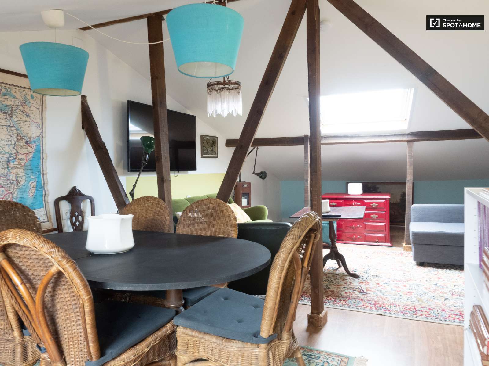 Chic 2-bedroom apartment for rent in Estrela