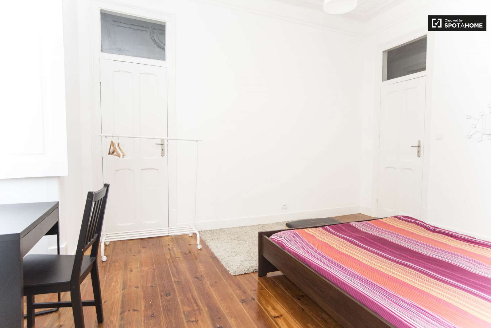 Double bed in Charming rooms for rent in modern 4-bedroom apartment in Alcântara