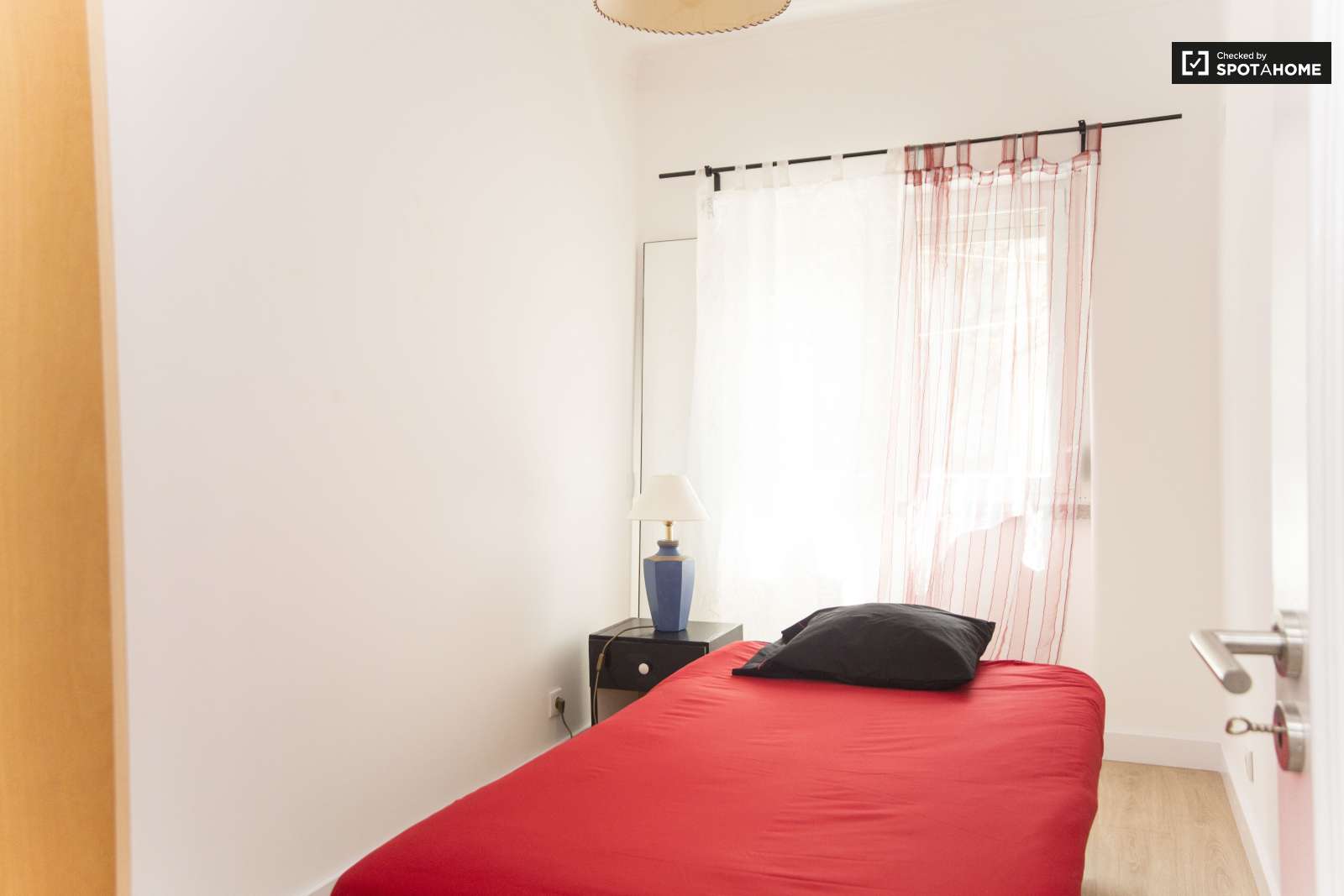 Single Bed in Bright rooms for rent in 4-bedroom apartment in Benfica